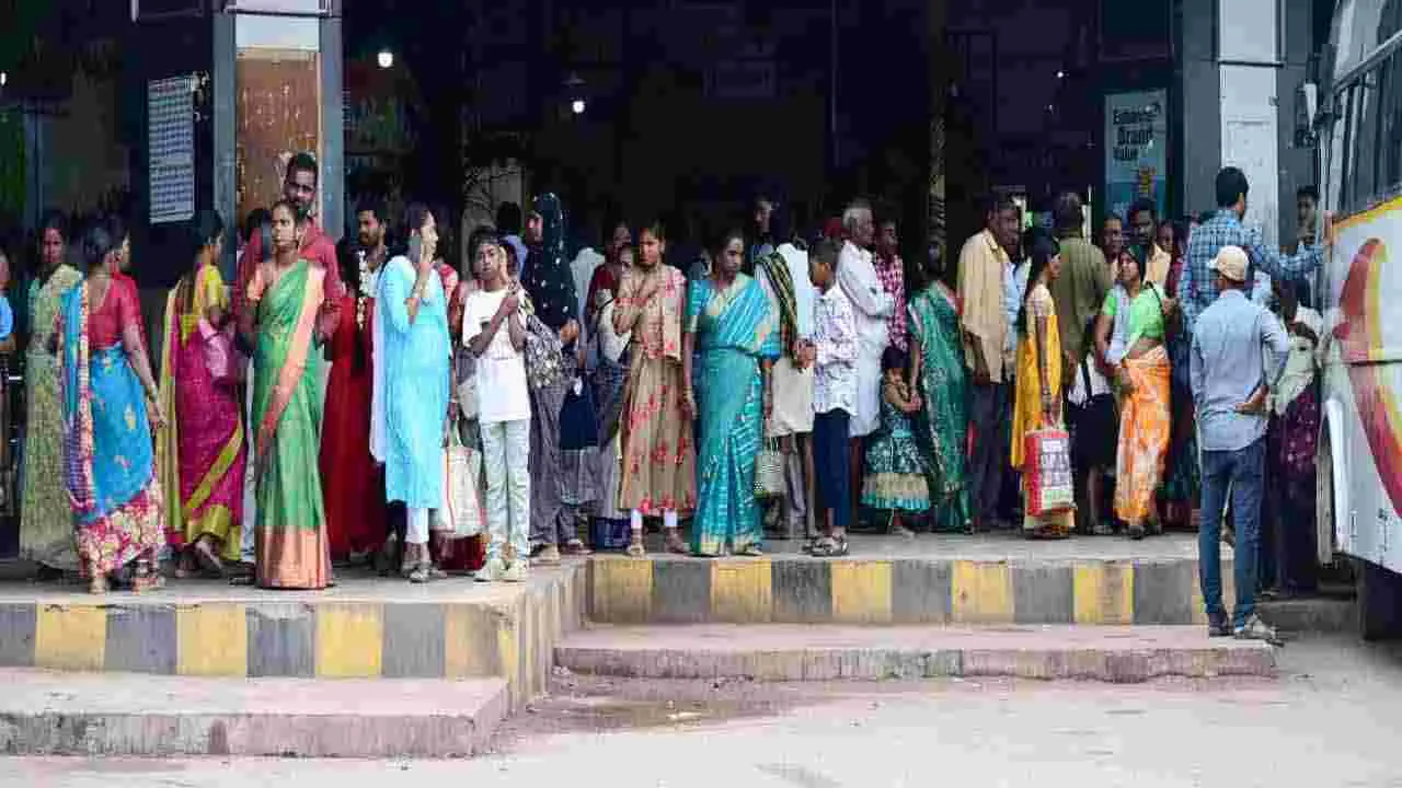 Stree Sakthi: స్త్రీ శక్తి సూపర్ హిట్.. బస్సుల్లో కిక్కిరిసిన మహిళలు
