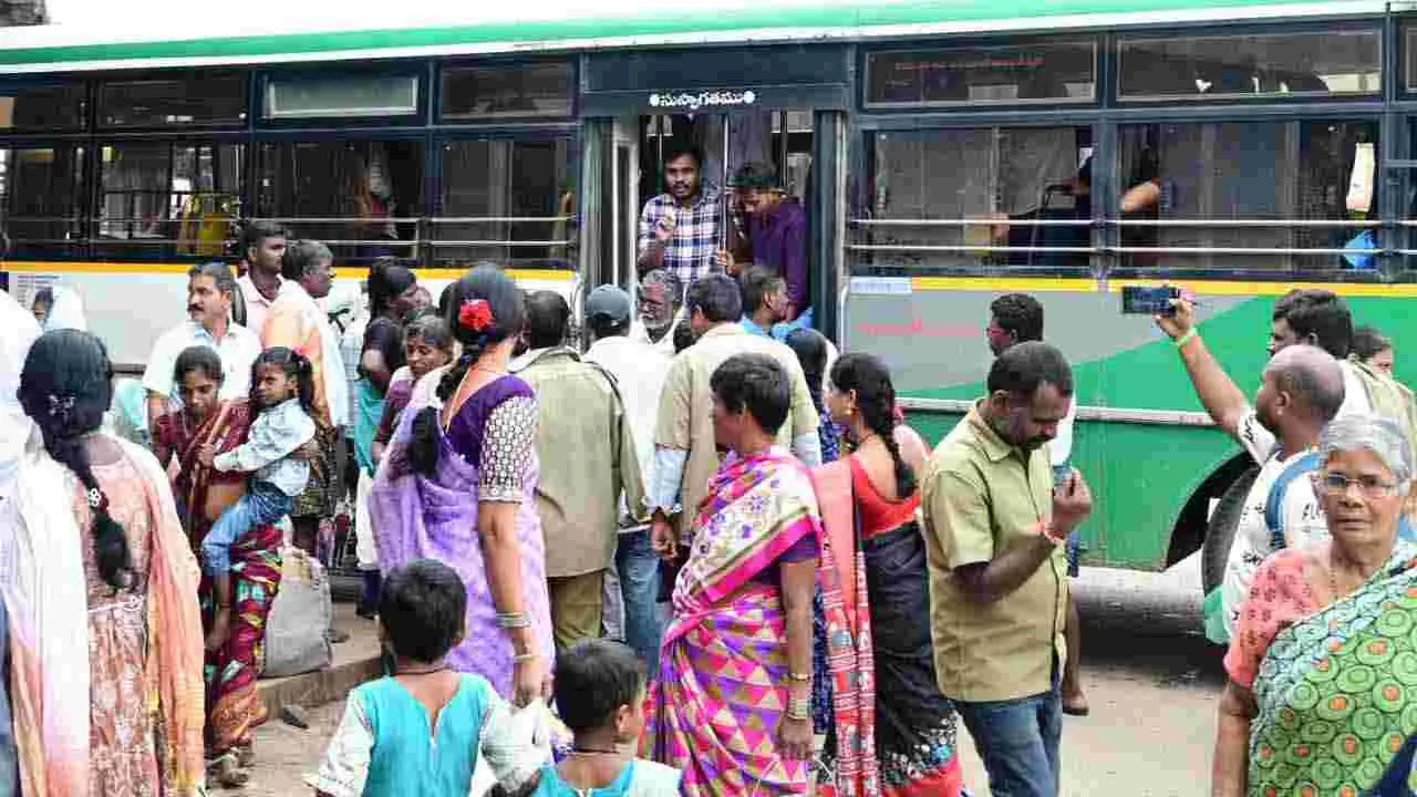 Stree Sakthi: స్త్రీ శక్తి సూపర్ హిట్.. బస్సుల్లో కిక్కిరిసిన మహిళలు