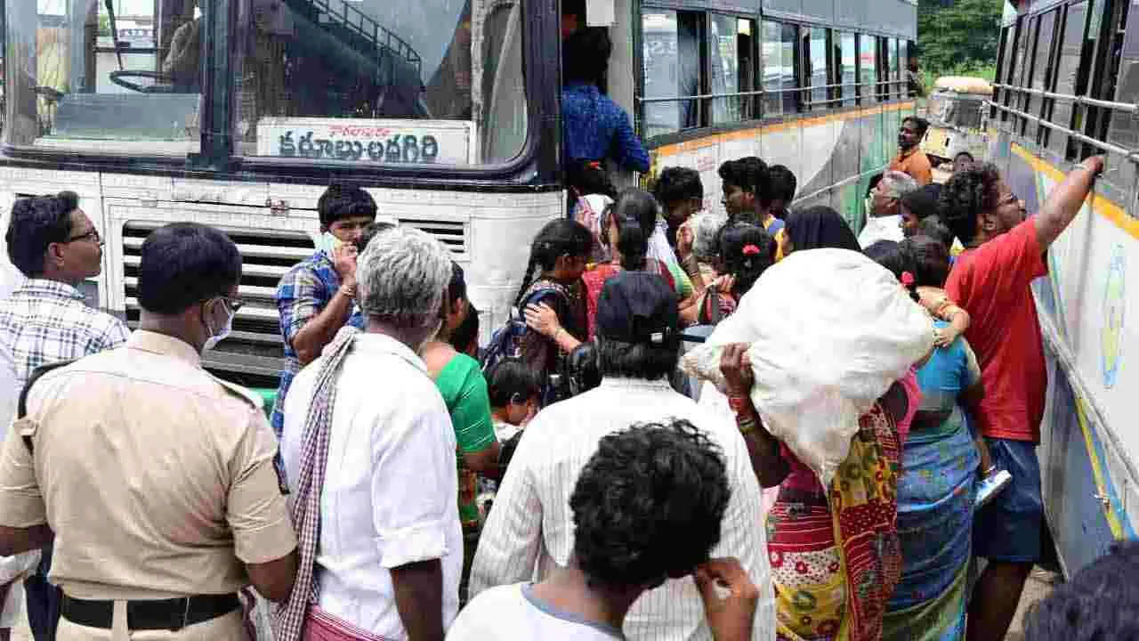 Stree Sakthi: స్త్రీ శక్తి సూపర్ హిట్.. బస్సుల్లో కిక్కిరిసిన మహిళలు