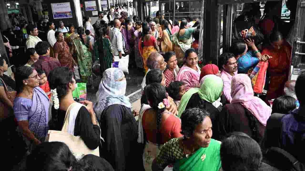 Stree Sakthi: స్త్రీ శక్తి సూపర్ హిట్.. బస్సుల్లో కిక్కిరిసిన మహిళలు