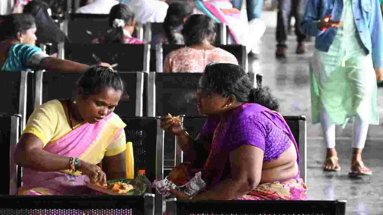 Stree Sakthi: స్త్రీ శక్తి సూపర్ హిట్.. బస్సుల్లో కిక్కిరిసిన మహిళలు