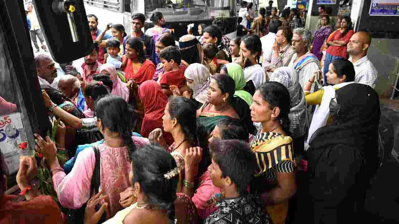 Stree Sakthi: స్త్రీ శక్తి సూపర్ హిట్.. బస్సుల్లో కిక్కిరిసిన మహిళలు