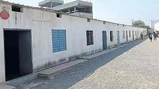 Students Issue: రేకుల షెడ్లలో విద్యార్థుల వసతి...