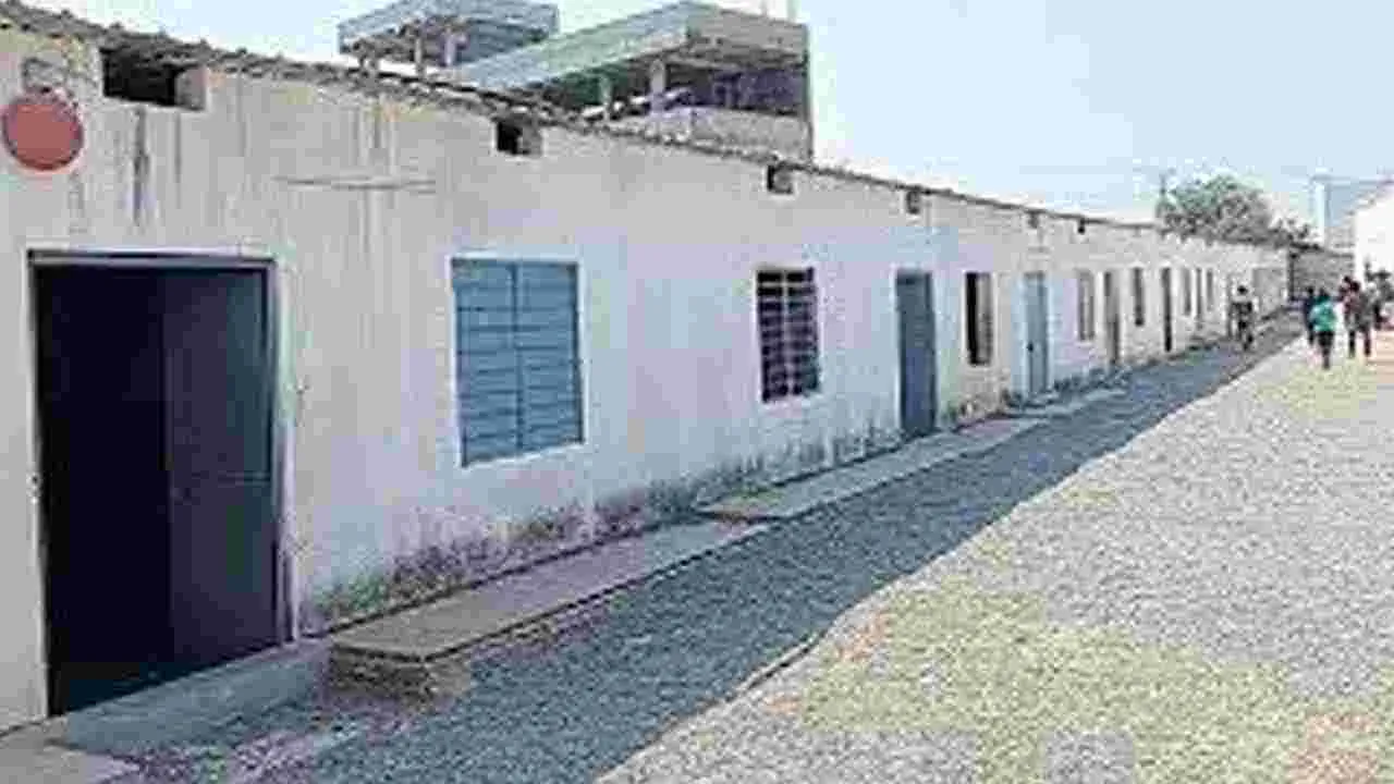 Students Issue: రేకుల షెడ్లలో విద్యార్థుల వసతి...