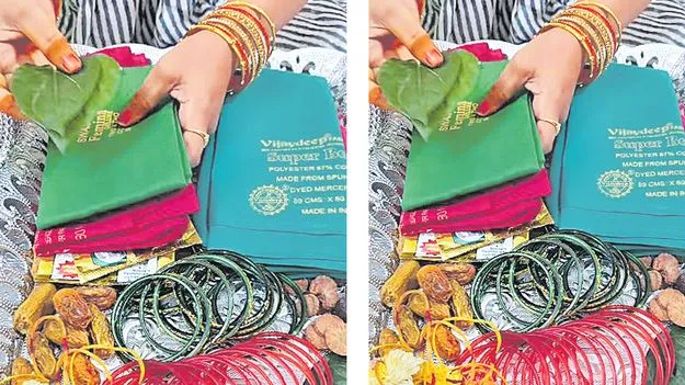 Varalakshmi Vratham: అందంగా ఇస్తినమ్మ వాయినం...