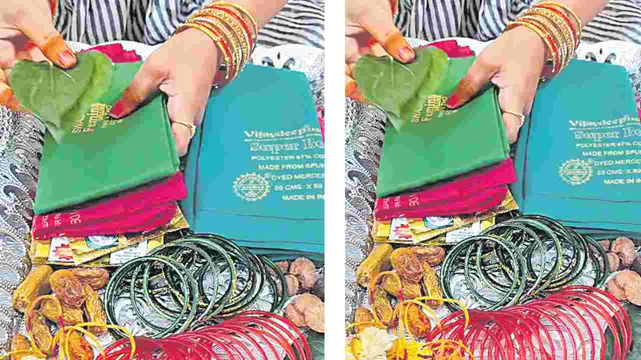 Varalakshmi Vratham: అందంగా ఇస్తినమ్మ వాయినం...