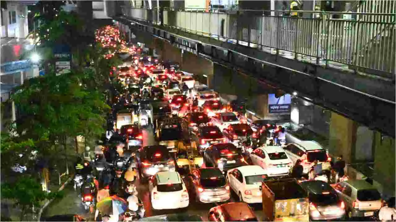 Hyderabad: హైదరాబాద్‌లో చెరువులను తలపిస్తున్న రహదారులు 