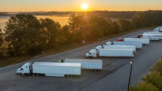 US Trucker Visa Freeze: వలసలపై ఉక్కు పాదం..  వారికి వీసాల జారీని తక్షణం నిలిపివేస్తున్నట్టు ట్రంప్ సర్కార్ ప్రకటన