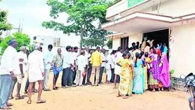 Fertilizer Shortage: బ్లాక్ మార్కెట్‌లో యూరియా.. అన్నదాతలకు కష్టాలు