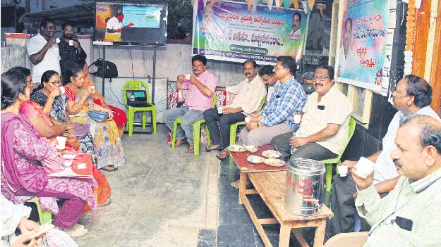 ప్రభుత్వ ఉద్యోగుల సమస్యలను పరిష్కరించాలి