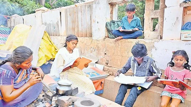 Child Students: ఎంత కష్టంలో ఉన్నా అక్షరాన్ని వదలం