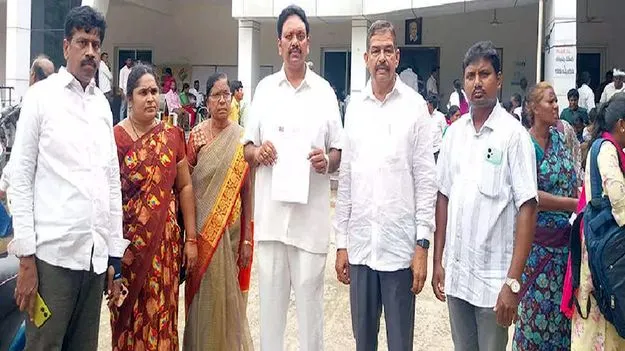 Sarpanches Protest: ఆర్థిక సంఘం నిధులు పంచాయతీలకు ఇవ్వండి