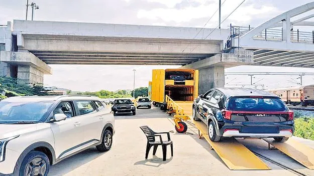 Goods Wagon: కియ కార్ల తరలింపునకు డబుల్‌ డెక్కర్‌ గూడ్స్‌ రైలు