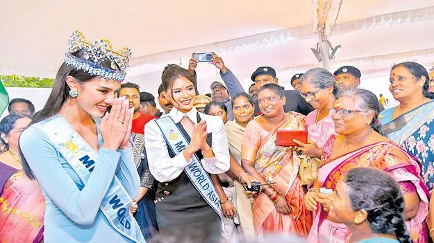 Krishna District: డోకిపర్రులో సుందరీమణుల సందడి