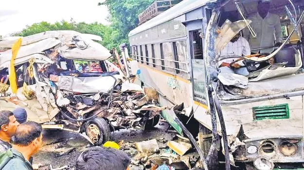 Sri Sathya Sai District: మూడు వాహనాలు ఢీ నలుగురు మృతి...10మందికి గాయాలు