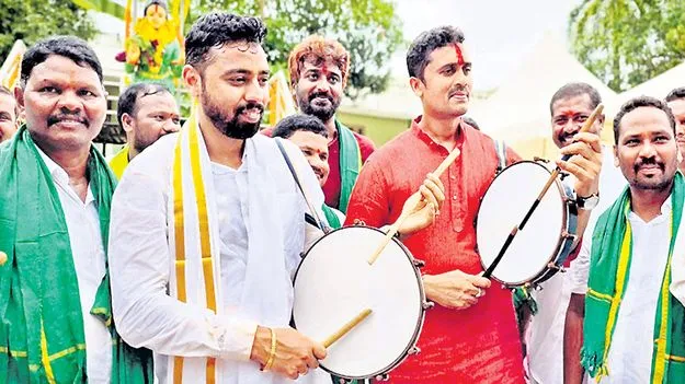 World Adivasi Day: డప్పు కొట్టి.. థింసా నృత్యం