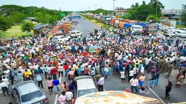 Nellore Farmers Protest: ఉద్రిక్తతల నడుమ చలో కరేడు