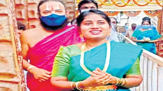 Endowments Department: దేవదాయ ఏసీ శాంతికి షోకాజ్‌