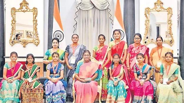 Raksha Bandhan: రాష్ట్రపతికి రాఖీ కట్టిన ఏపీ విద్యార్థులు