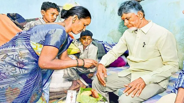 AP CM Interactions with Tribals: అడవి బిడ్డలతో బాబు మమేకం