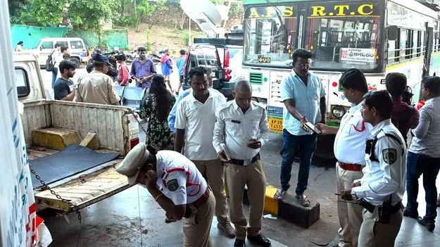  Visakhapatnam: ప్లాట్‌ఫారంపైకి దూసుకువెళ్లిన బస్సు