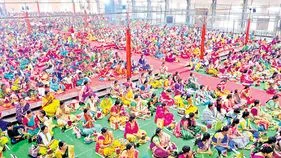 Women Devotees: శ్రీశైలంలో ఘనంగా సామూహిక వరలక్ష్మీ వ్రతం