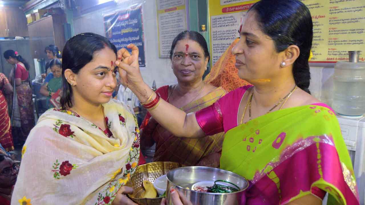 Varalakshmi Vratham: కూకట్‌పల్లిలో భక్తి శ్రద్ధలతో వరలక్ష్మీ వ్రతం