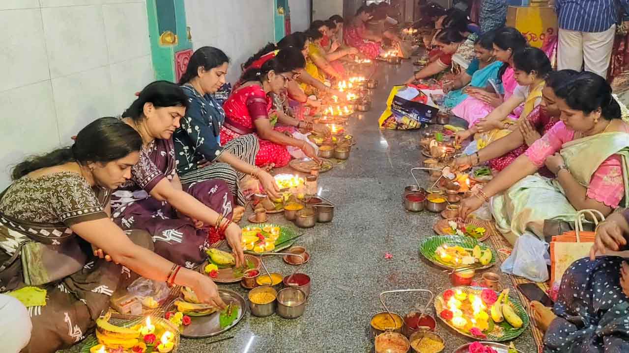 Varalakshmi Vratham: కూకట్‌పల్లిలో భక్తి శ్రద్ధలతో వరలక్ష్మీ వ్రతం