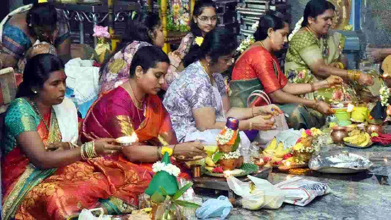 Sravana Sukravaram Satyanarayana Swamy Vratham 2025: శ్రావణ శుక్రవారం.. ఆలయాలకు పోటెత్తిన భక్తులు