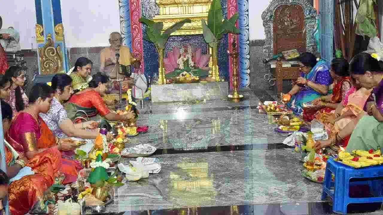 Sravana Sukravaram Satyanarayana Swamy Vratham 2025: శ్రావణ శుక్రవారం.. ఆలయాలకు పోటెత్తిన భక్తులు