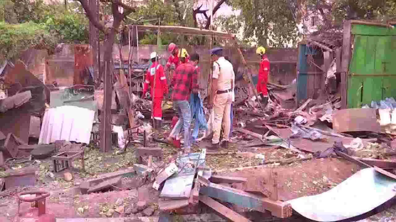 Fishing Harbor Blast: ఫిషింగ్ హార్బర్‌లోని బ్లాస్ట్ ఘటనలో ఇద్దరు మృతి.. సంతాపం తెలిపిన హోం మంత్రి
