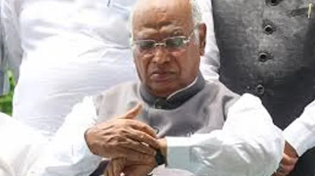 Mallikarjun Kharge: పీసీసీ వర్కింగ్‌ ప్రెసిడెంట్లుగా జేడీ శీలం, మస్తాన్‌ వలీ