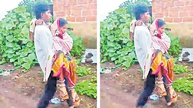 Husband Carries Laboring Wife: పురిటినొప్పులతో బాధపడుతున్న భార్యను రెండు కిలోమీటర్లు మోసుకెళ్లిన భర్త 
