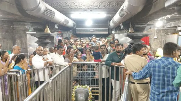 రాజన్న ఆలయంలో భక్తుల రద్దీ..