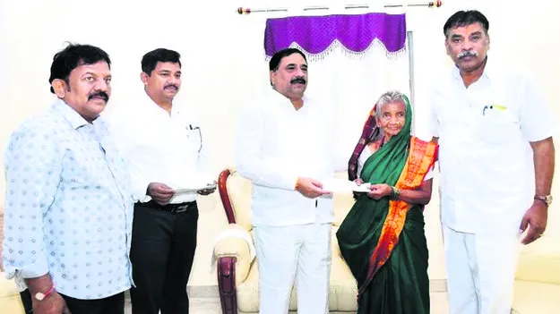 రైతులకు పరిహారం అందజేత