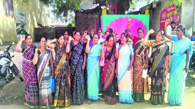 సమస్యలపై అంగనవాడీల ఆందోళన 