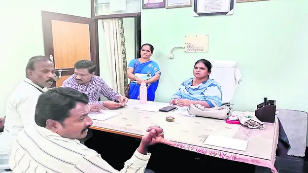 పంచాయతీ కార్యదర్శికి మందలింపు 