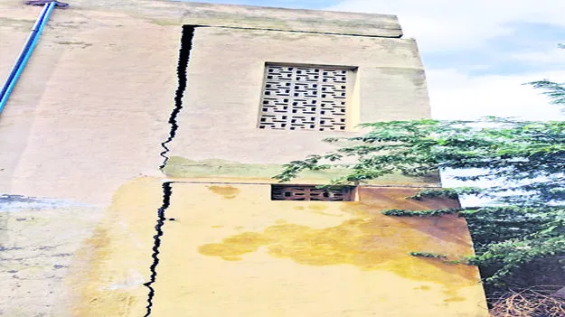 శిథిలావస్థలో ప్రభుత్వ కార్యాలయాలు