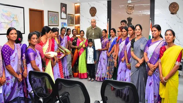 అవార్డు గ్రహీతలను అభినందించిన కలెక్టర్‌