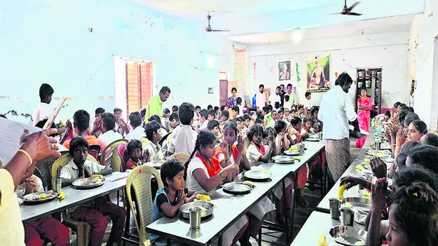 అనాథపిల్లలకు అన్నదానం