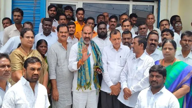 యూరియా కొరతపై కేటీఆర్‌ సన్నాయి నొక్కులు..