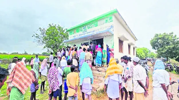 యూరియా కోసం ఆందోళన