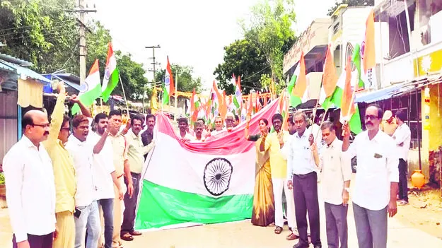 ప్రతి ఇంటిపై జాతీయ జెండా ఎగరాలి