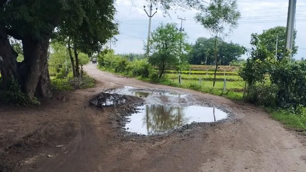 అధ్వానంగా గ్రామీణ రోడ్లు