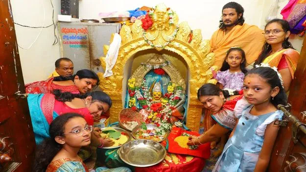 మహాలక్ష్మీ అమ్మవారి ఆలయంలో భక్తుల సందడి