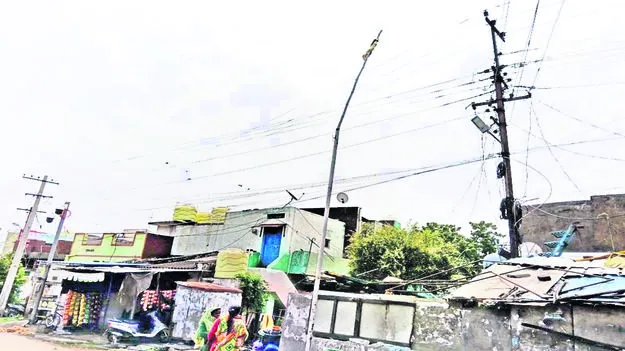 ఇళ్ల మధ్యలో విద్యుత స్తంభం