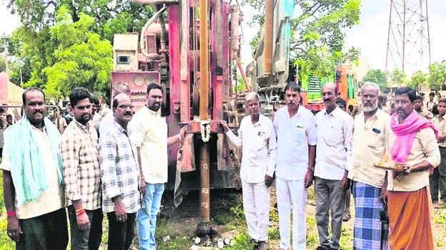 పాఠశాలలో బోరు ఏర్పాటు 