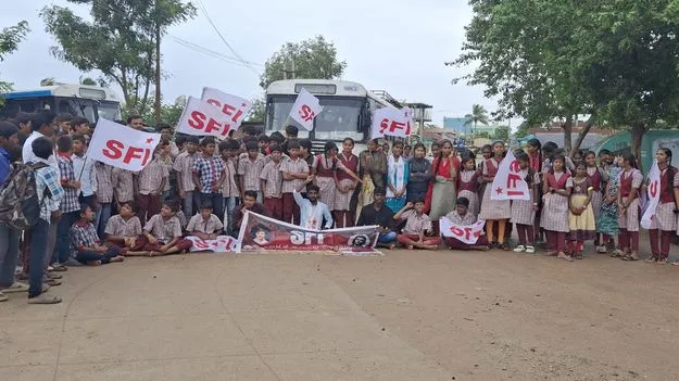 సమయానికి ఆర్టీసీ బస్సులు నడిపించాలని ఆందోళన