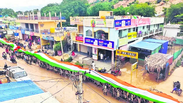 55 అడుగుల జెండాతో ర్యాలీ