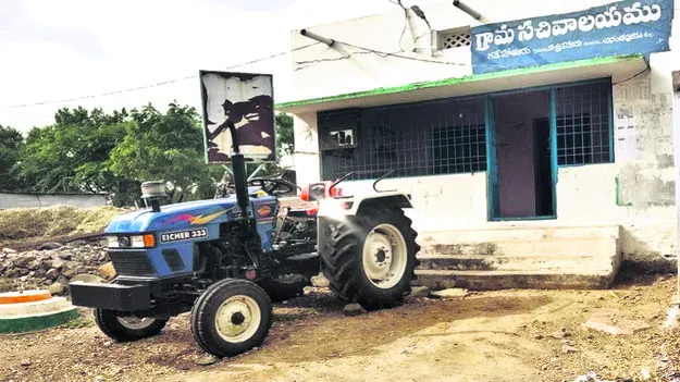  ట్రాక్టర్లు ఇచ్చారు.. ట్రాలీలు మరిచారు